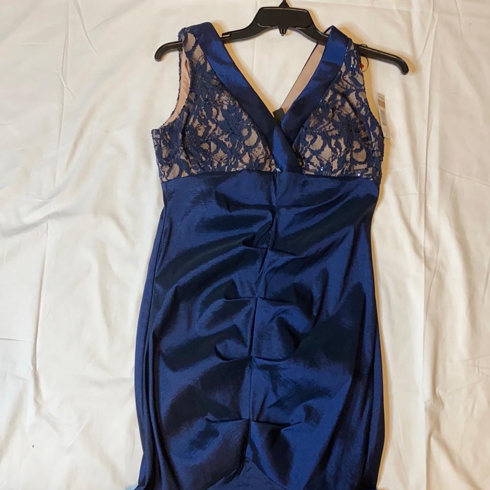 R & M Richards
V Neck Sleeveless long flowing Gown